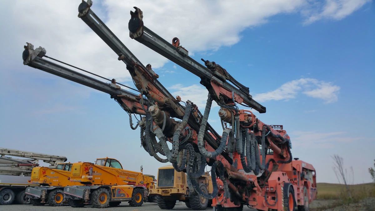 Application of Hydraulic Rock Drilling Jumbos in Construction of Passenger-dedicated Railway Tunnels