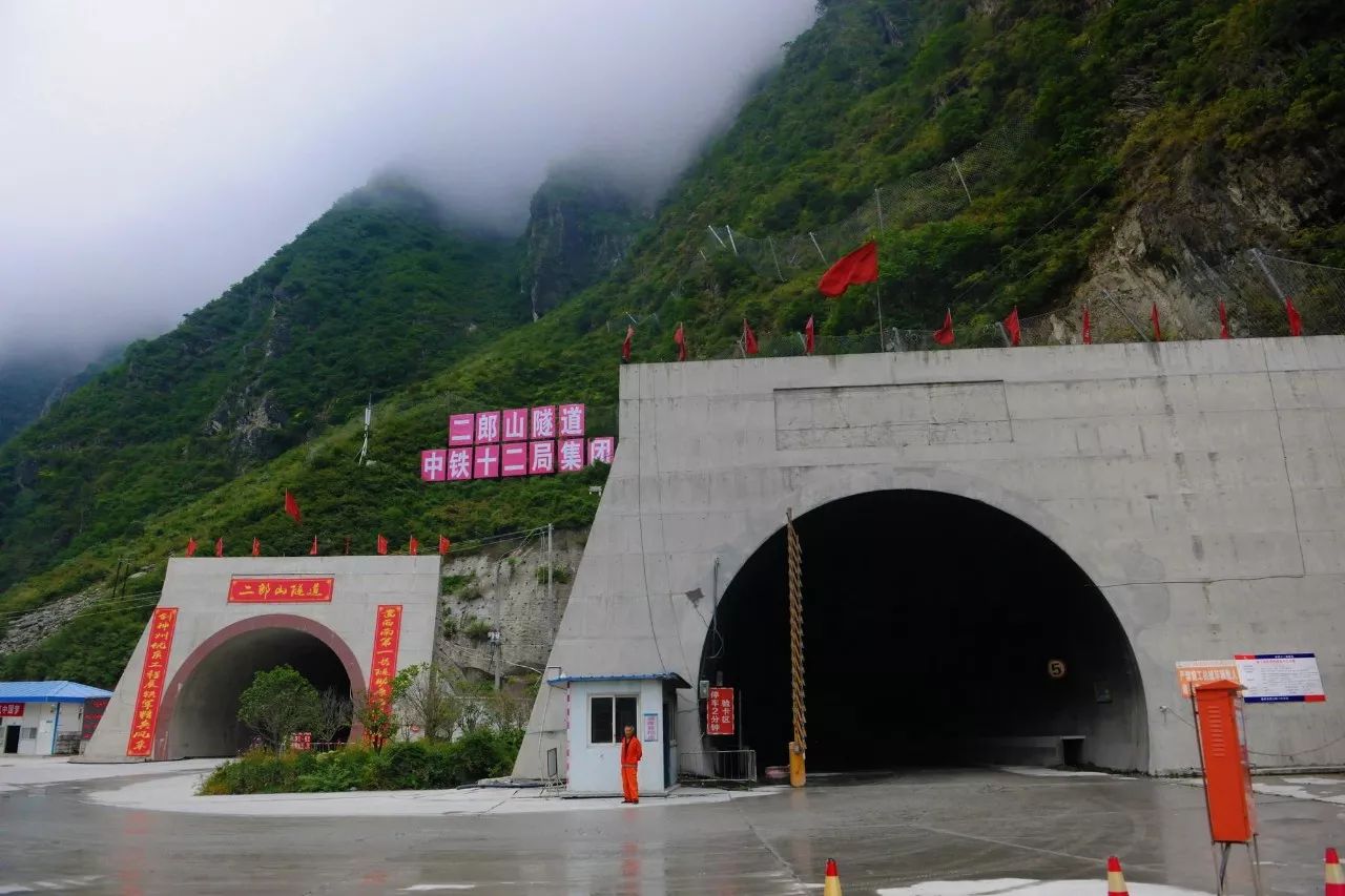 Conversion of Top Plate on Propulsion Beam of a Kind of Three-boom Rock-drilling Jumbo