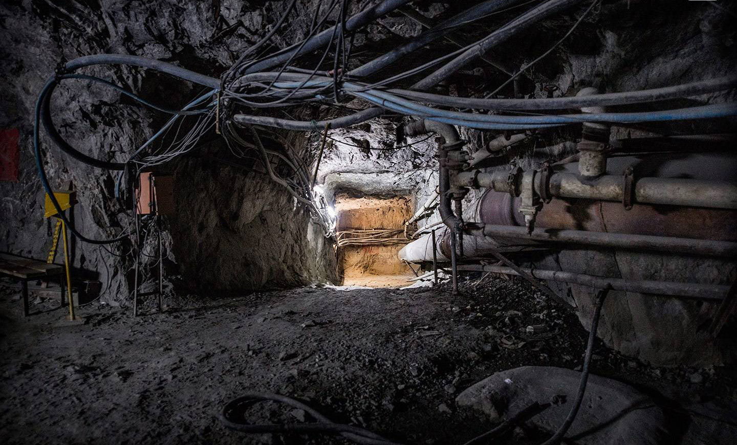 Increasement of advance per attack of roadway drivage by extending the drilling pipe length for drilling jumbo