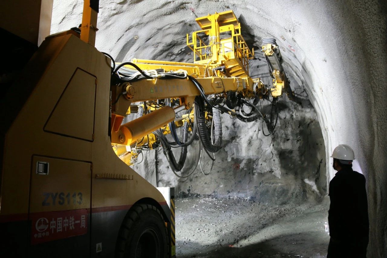 Application of Mechanized Construction Method to Large Cross-sectional Tunnel with Soft Surrounding Rocks