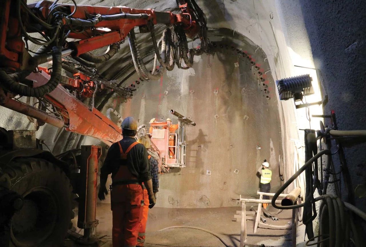 Test and analysis on performance of drilling arm hydraulic system of drilling jumbo