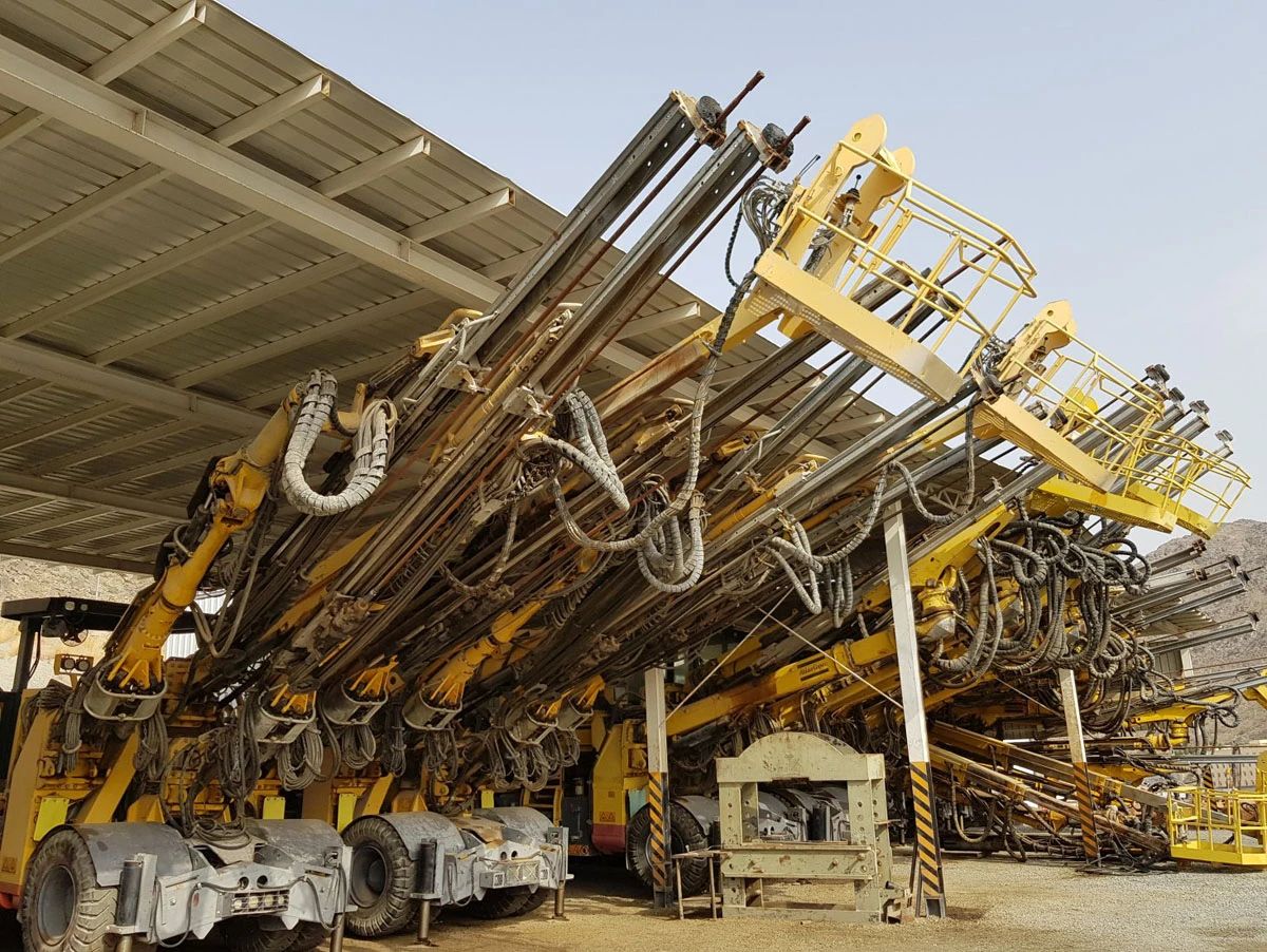 Application of Multi-arm Rock Drilling Trolley in Long Highway Tunnel