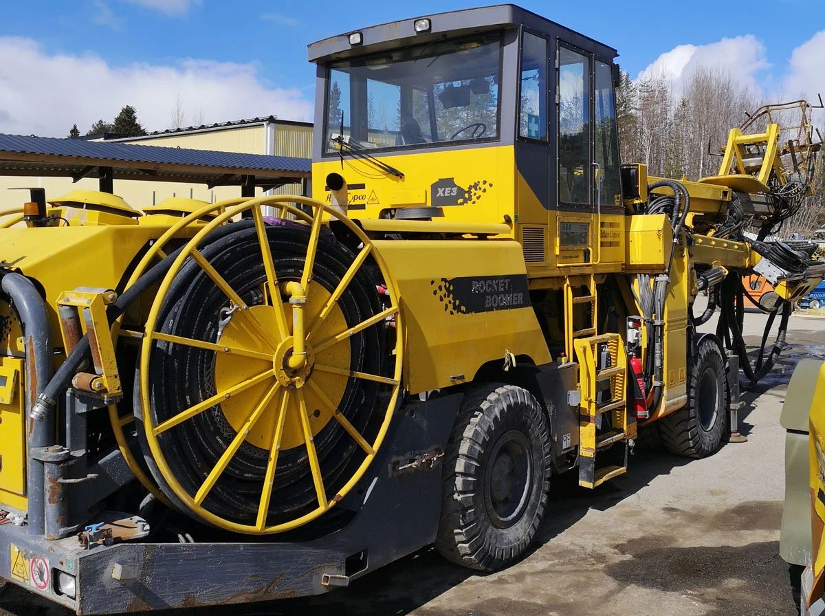 Research on the Application of Fully Computerized Three-arm Rock Drilling Jumbo in the Rapid Excavation of Long-large Tunnels