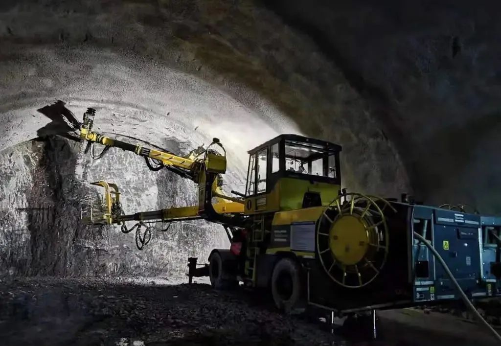Tunnel Overbreak Control Technology by Rock-drilling Jumbo with Long and Short Blasting Holes