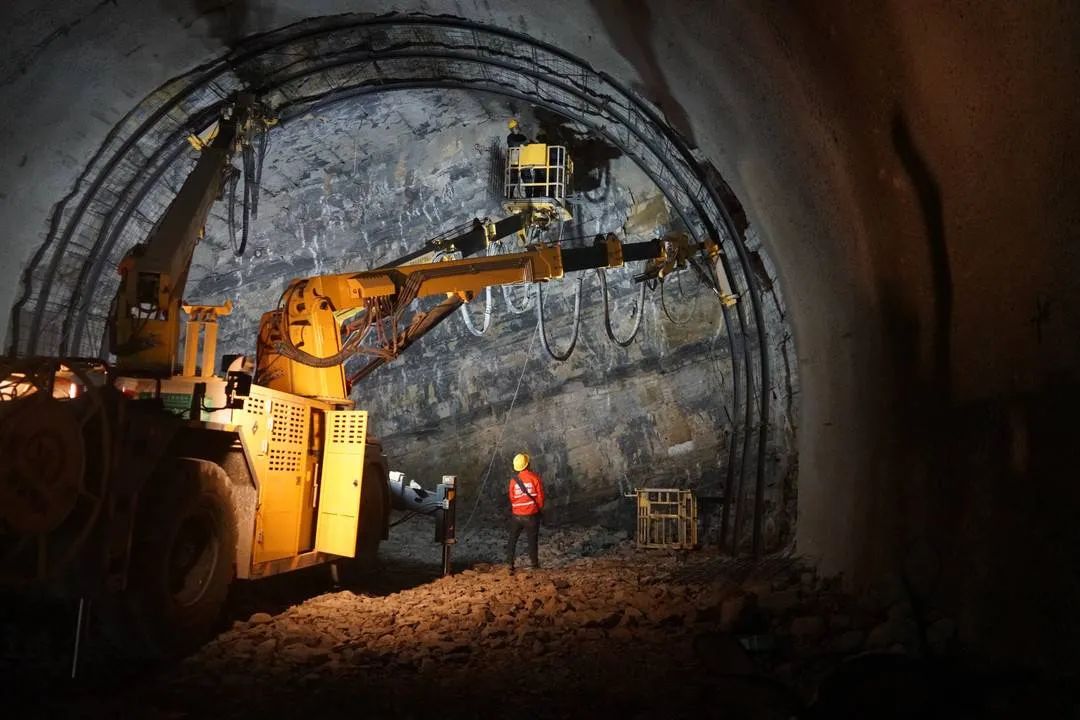 Study on Identification Method of Tunnel Surrounding Rock Characteristics Based on Rock Drilling Jumbo