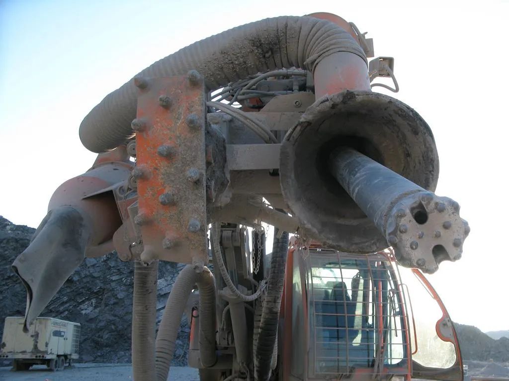 Discussion on Management and Maintenance of DTH Drilling Rig in Open-pit Mine