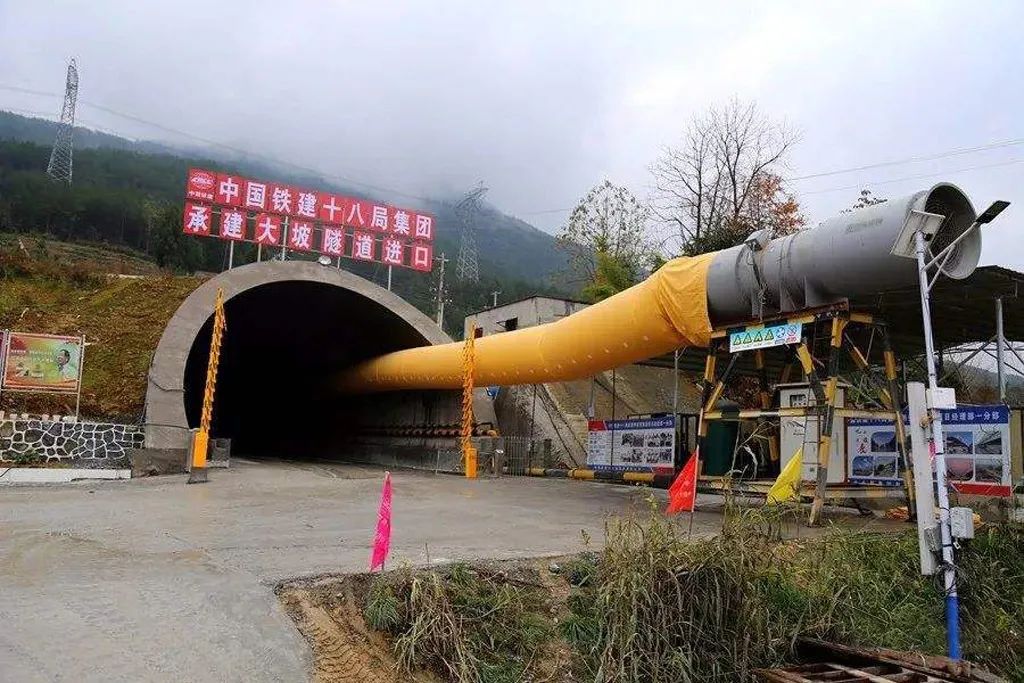 An Application of the Three-Arm Drilling Trolley to the Controlled Blasting Technique in Tunnels