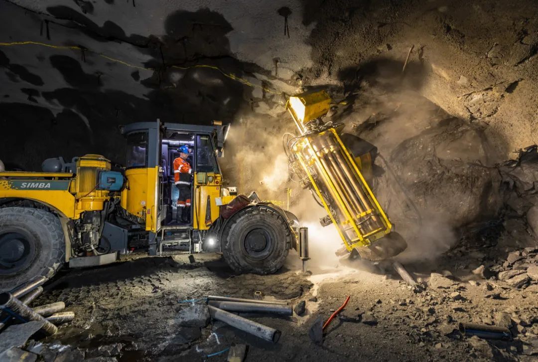 Research on Filling Mining Method for Extremely Thick and Large Ore Bodies under Strong Ground Pressure