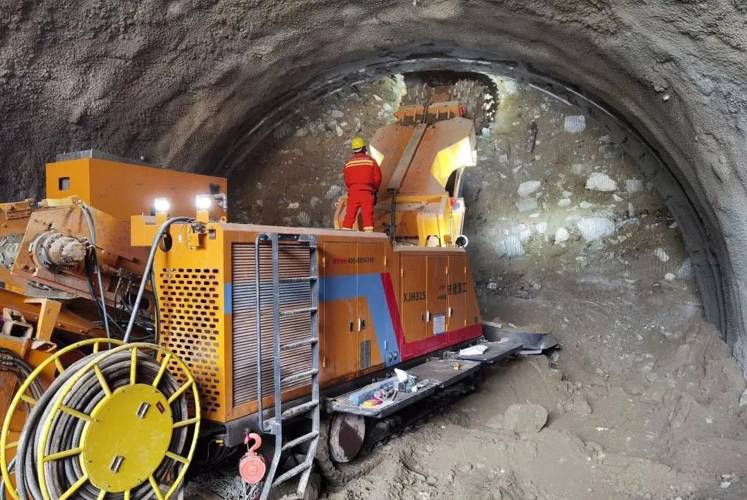 Research on the Application of Standardized Confi guration of New-type Machinery for Highway Tunnel Construction