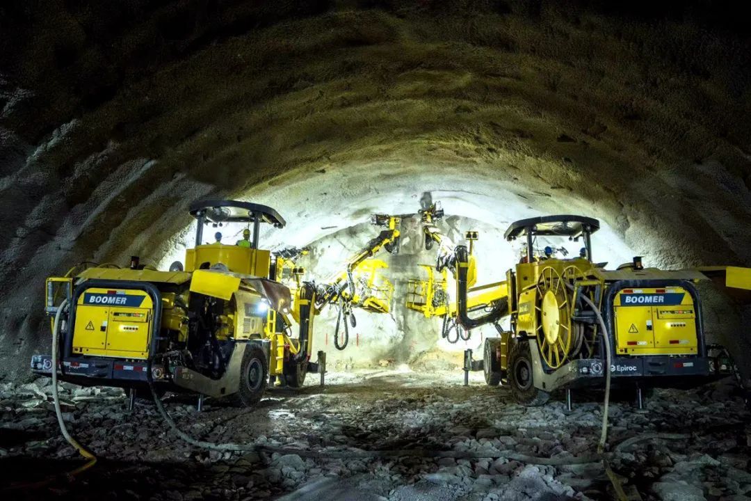 Application of Three Arm Rock Drilling Jumbo in Shiyangshan Tunnel Construction