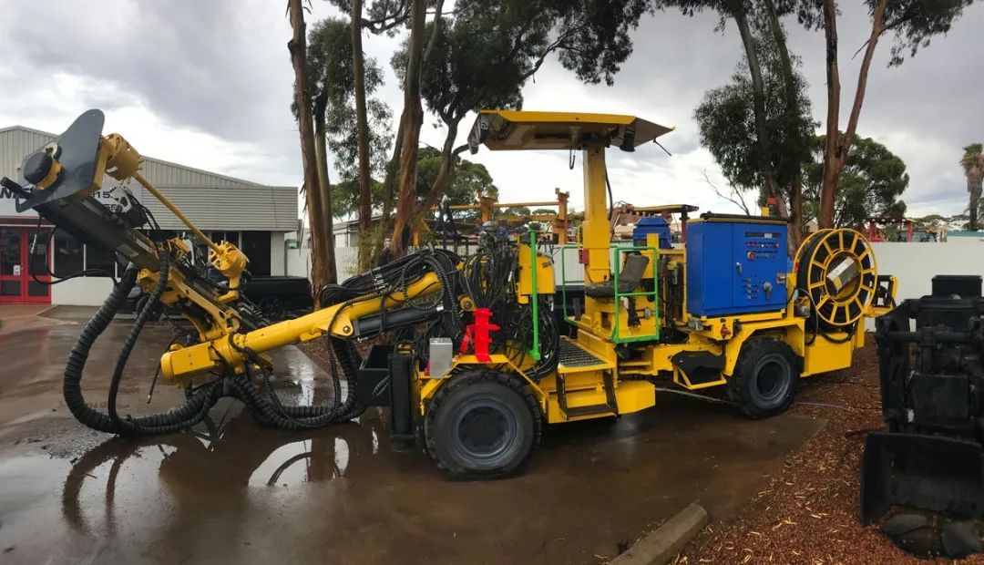 On-Site Maintenance of Boom Turning Cylinder of Rock Drilling Rig