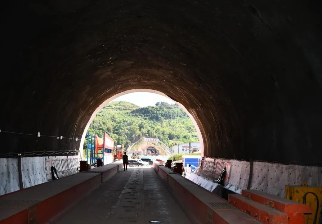 Key Techniques and Equipments for Mechanized Construction of Drilling and Blasting Tunnel in Weak Surrounding Rock