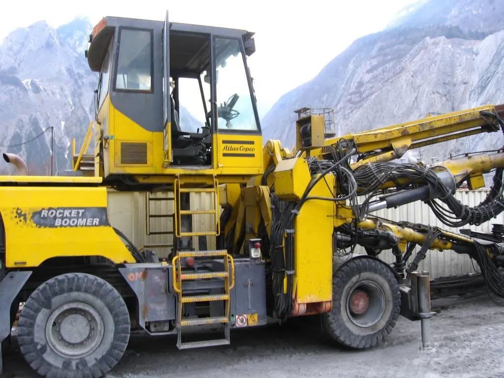 Application and Research of Smooth Blasting in Mechanized Construction of Long Tunnel