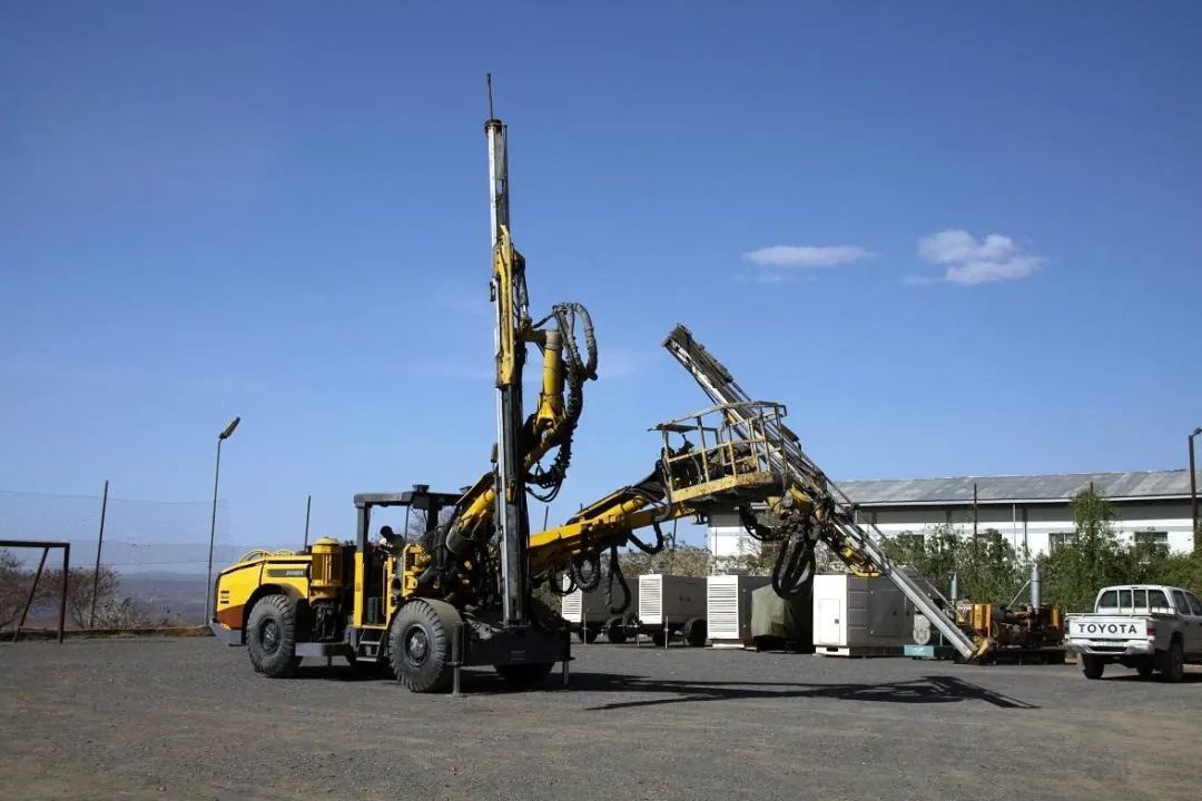 Application of Fully Hydraulic Rock Drilling Rig in Tunnels