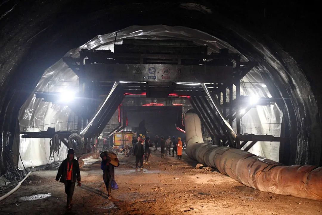 Application of rock drilling rigs in tunnel construction under full computer control