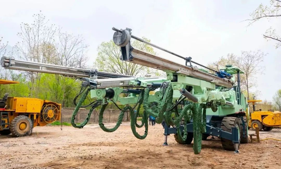 Smooth Blasting Technology and Application of Straight Hole Cutting with Three-Arm Ｒock Drill in Small Section Tunnel