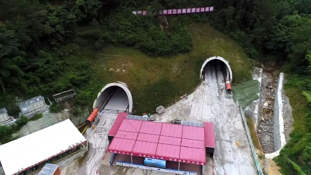Application of Rock Drilling Bogie in Mountain Tunnel Construction