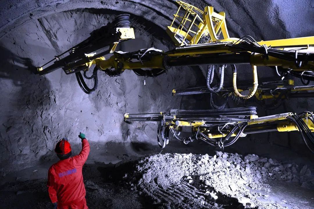 Application of fully computerized three-arm rock drilling rig in mechanized tunnel construction