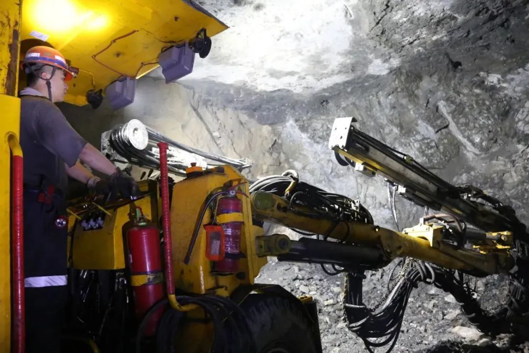 The Design of 1DM4 Single-arm Rock Drilling Jumbo