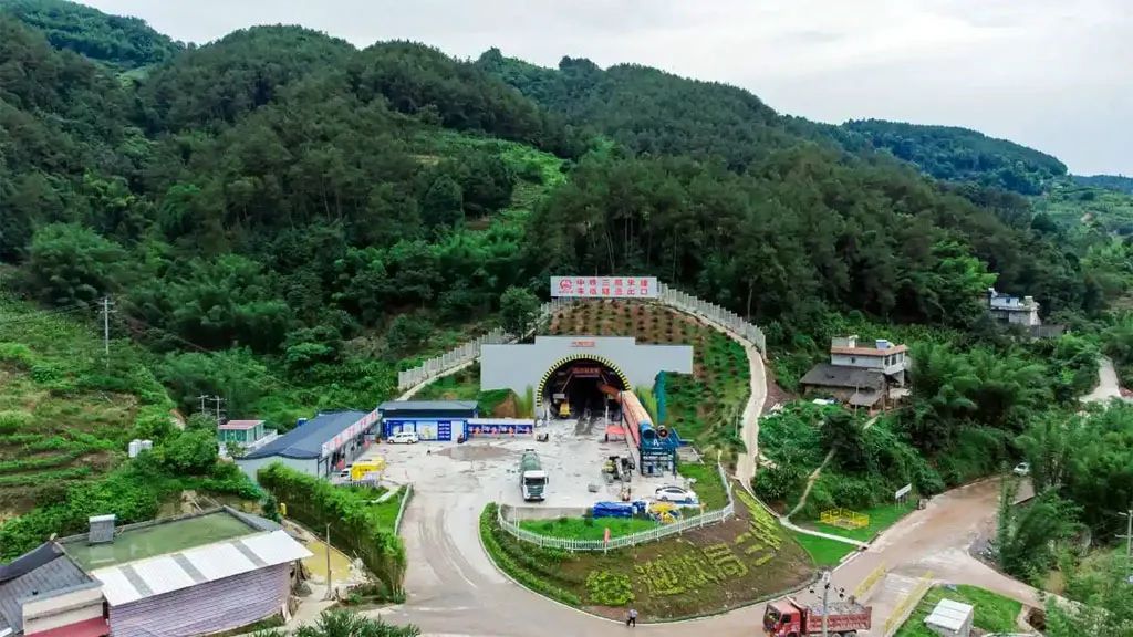 Tunnel Excavation Technology of Lengthened and Elevated Double Drilling Trolley