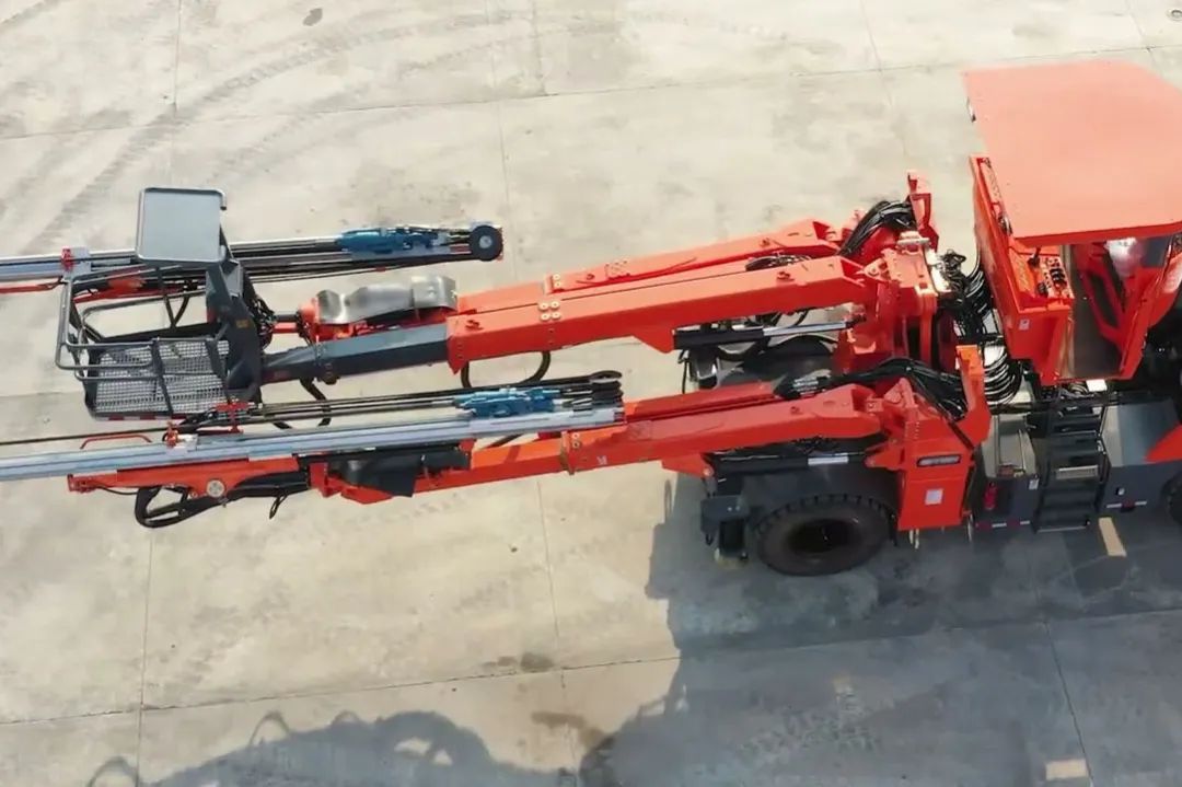 Optimization and Simulation Analysis on Boom Mechanism and Hydraulic System of a Three⁃arm Rock Drilling Jumbo