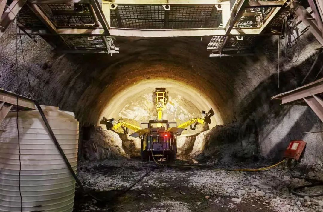 Research on Technical Development of Fully Computerized Rock Drilling Jumbo