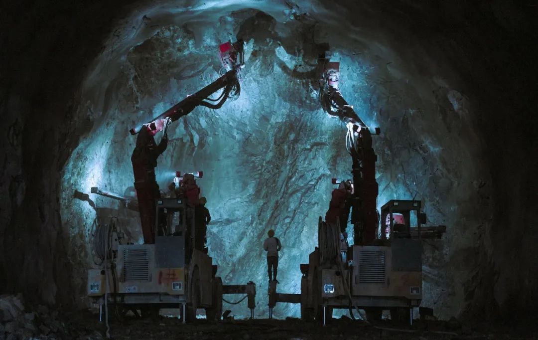Analysis of the Application Effect of Rock Drilling Rig in Tunnel