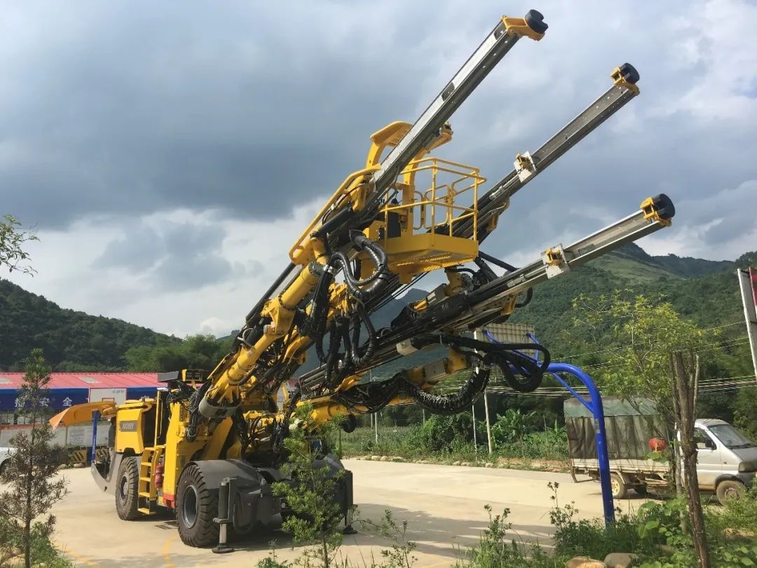 Economic Comparative Analysis of Artificial Drilling and Blasting Method and Trolley Method in Tunnel Support Construction