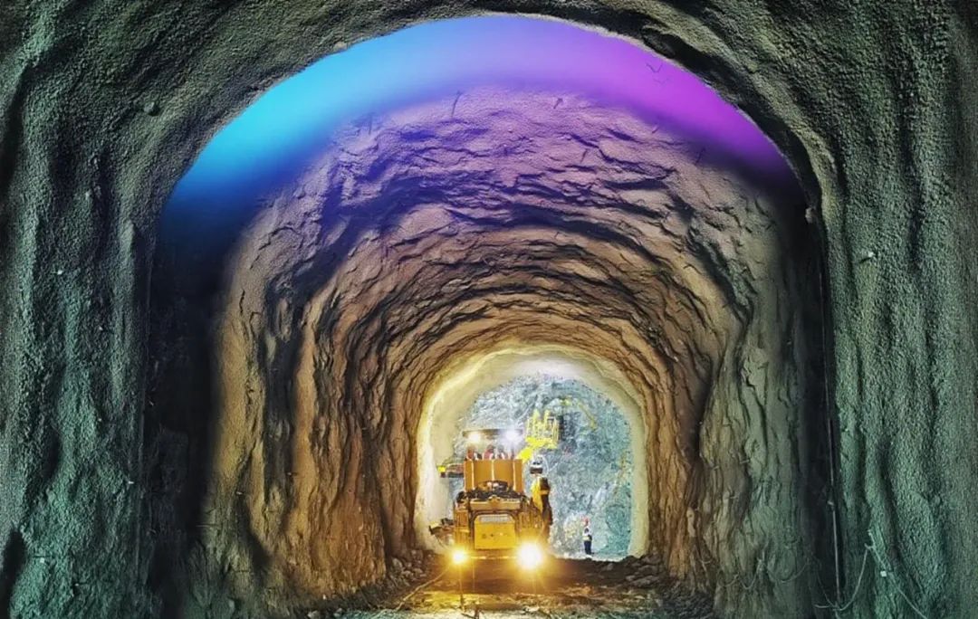 Optimization of the construction scheme of drilling and blasting excavation in the middle and lower layers of the main cavern of the oil depot of large-scale groundwater sealing stone cave